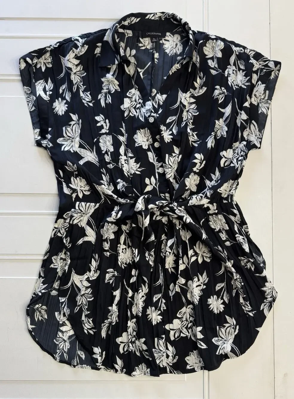 Calligraphie Womens Sz S Black Floral Short Sleeve Tie Front Tunic Top Shirt